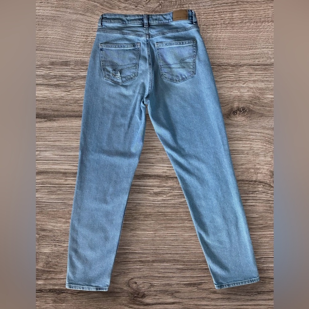 America Eagle Light Wash Mom Jeans - Picture 4 of 8